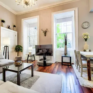 Gorgeous In The Heart Of New Town Apartment