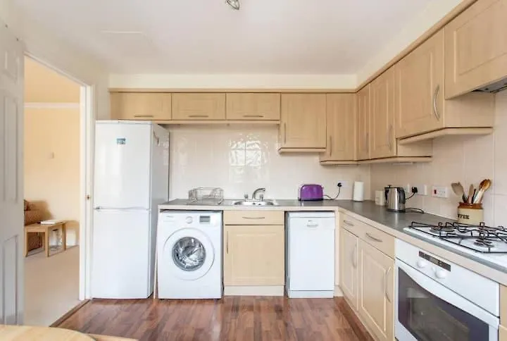 Dicksonfield - Modern 2 Bed, 2 Bath Apartment Close To City Centre Edinburgh