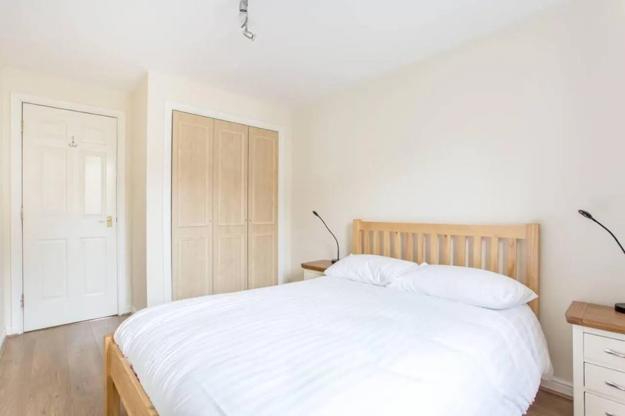 Dicksonfield - Modern 2 Bed, 2 Bath Apartment Close To City Centre Edinburgh